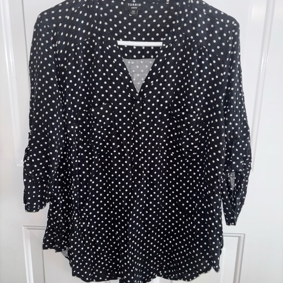 Torrid Harper Black White Polka Dot Blouse | Size 00 | Roll Tab Sleeve - Picture 1 of 4